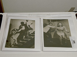 Pasta com fotografias guardadas em jaquetas de poliéster, agosto de 2013