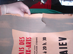 Cartaz de espetáculo rasgado, maio de 2012<br />&nbsp;