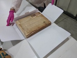 Acondicionamento de acervo textual com material de conservação