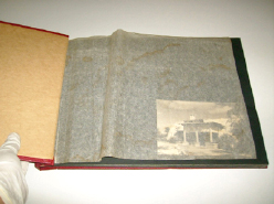 Álbum fotográfico com problemas de conservação				