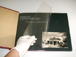 Álbum restaurado com a troca de papel ácido por poliéster	